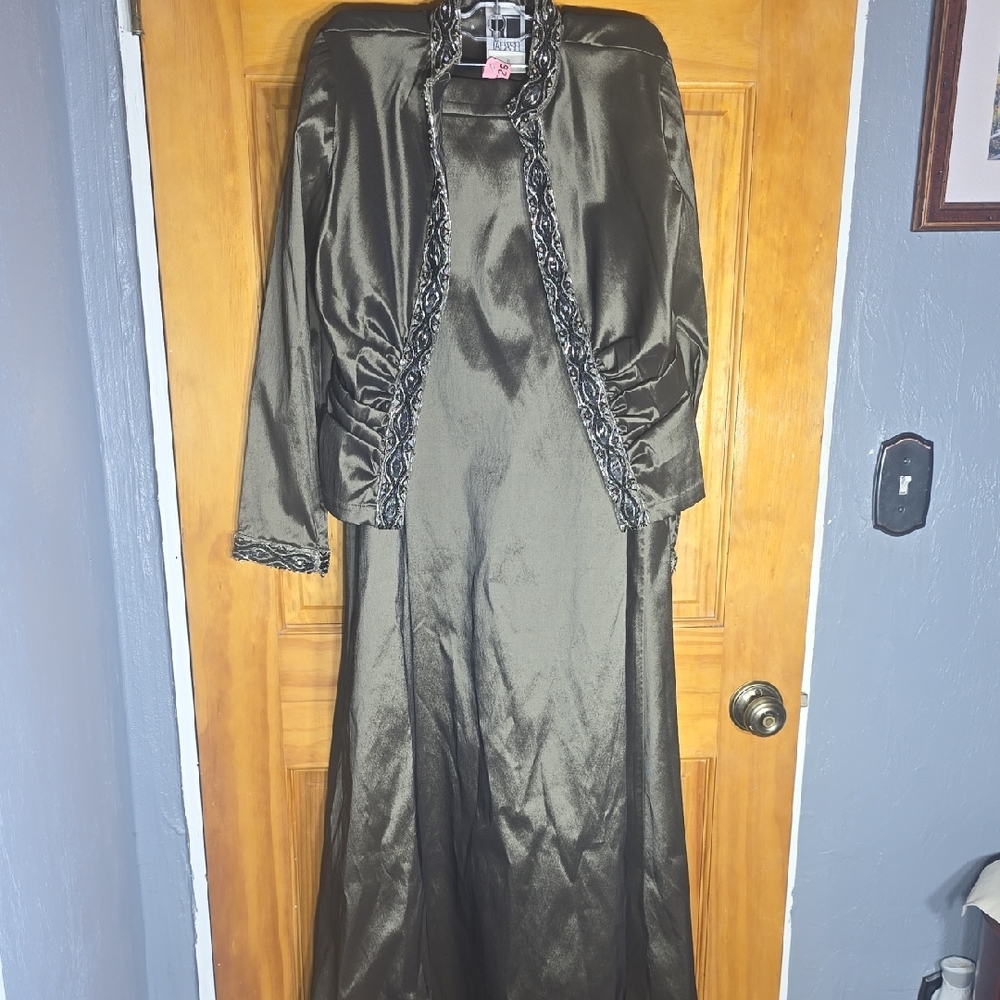 TADASHI NEIMAN MARCUS SIZE 10 SEQUENCED, BLAZER AROUND THE COLLAR andLong SkirtC